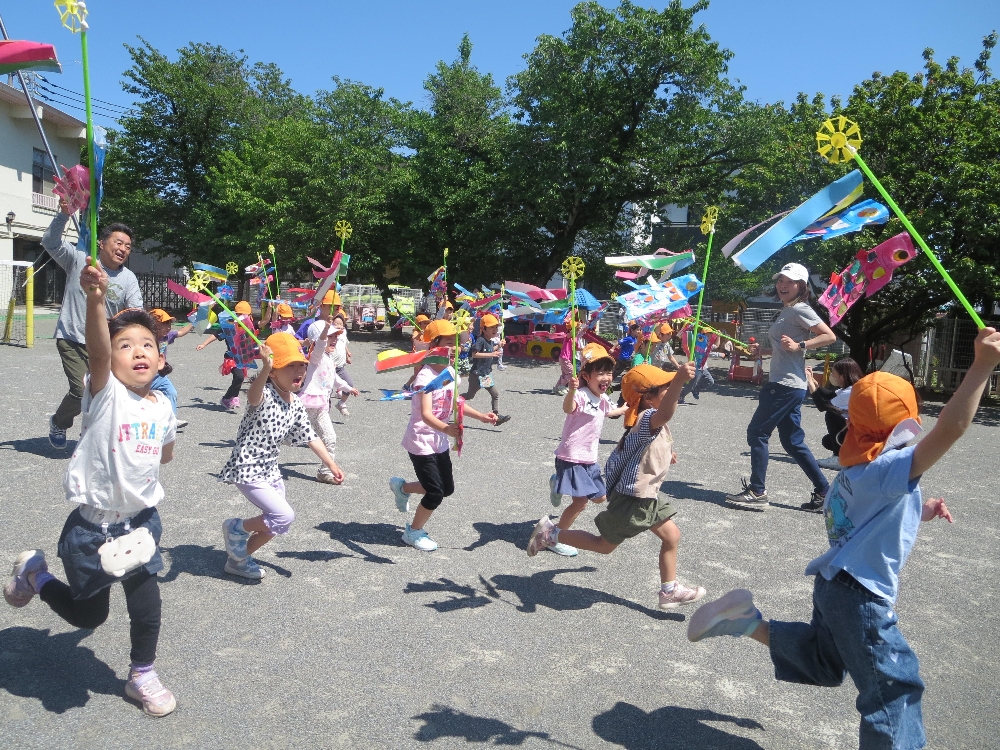 【４・５歳児　うめ・さくらぐみ】こいのぼりを泳がせました！