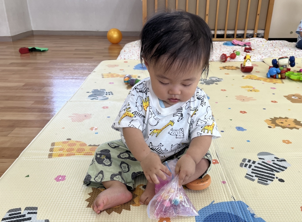 玩具で感触遊びを楽しんでいます。